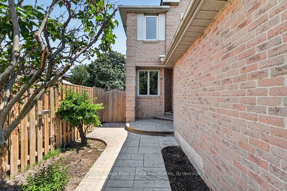 3346 Chartrand Crescent, Mississauga, ON L5L 4C5 – photo 2