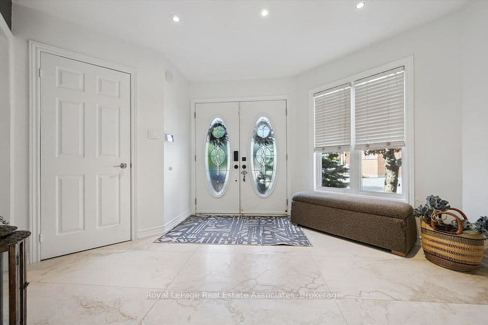 3344 Trelawny Circle, Mississauga, ON L5N 6N5 – photo 3