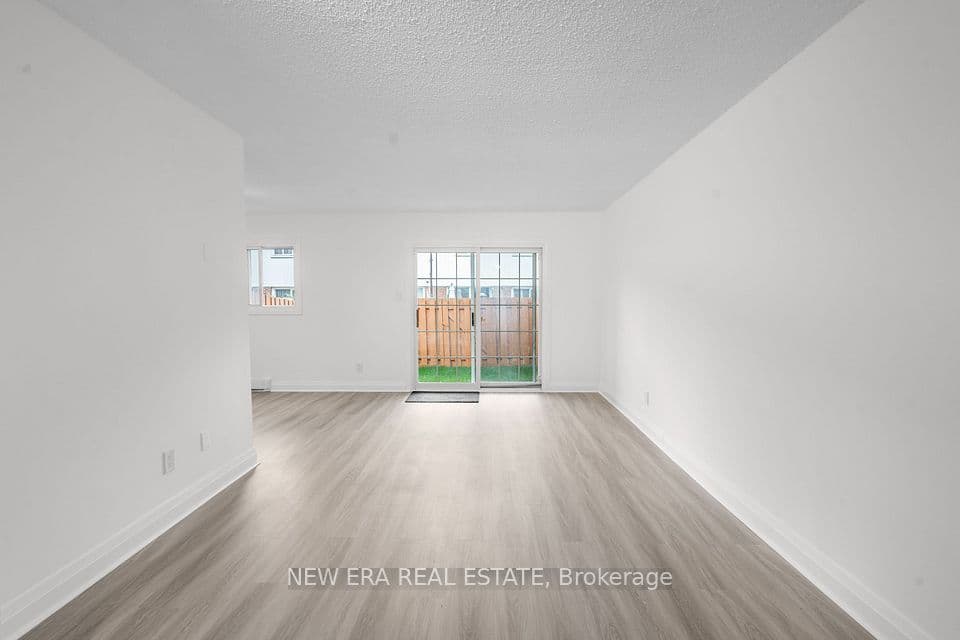 2440 Bromsgrove Road 6, Mississauga, ON L5J 4J7 – photo 2