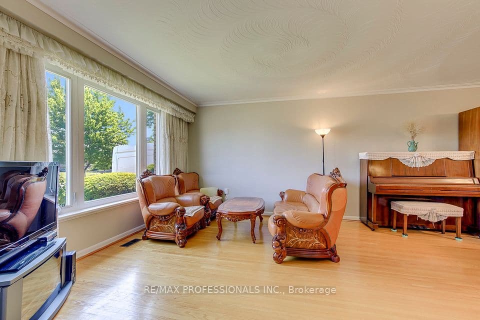 256 Wellesworth Drive, Toronto, ON M9C 4S6 – photo 3