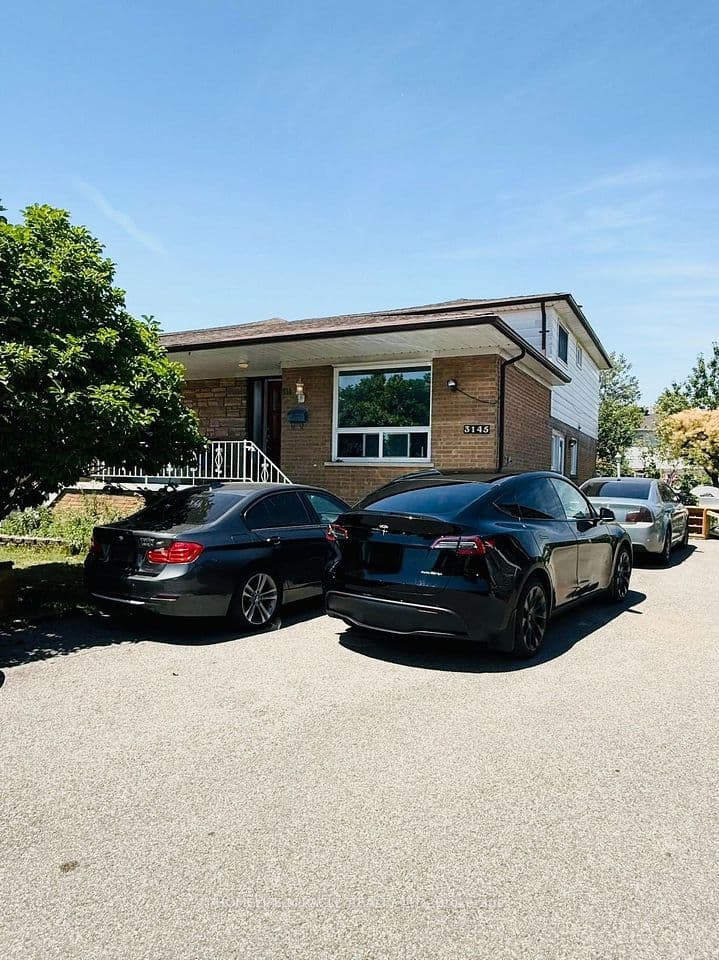 3145 Mallbridge Crescent, Mississauga, ON L4T 2C5 – photo 2