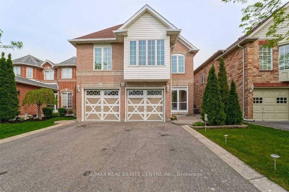 44 Pebblestone Circle, Brampton, ON L6X 4N2 – main photo