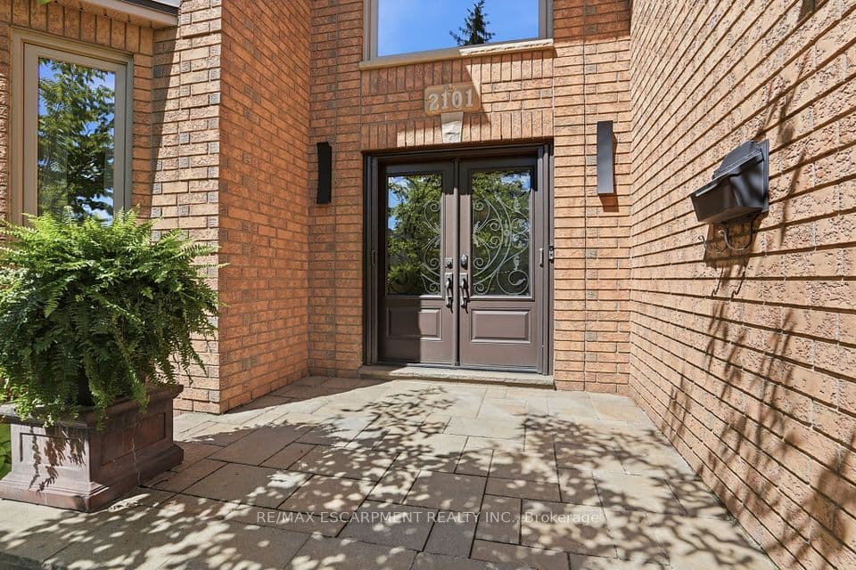 2101 Westoak Trails Boulevard, Oakville, ON L6M 3L2 – photo 2