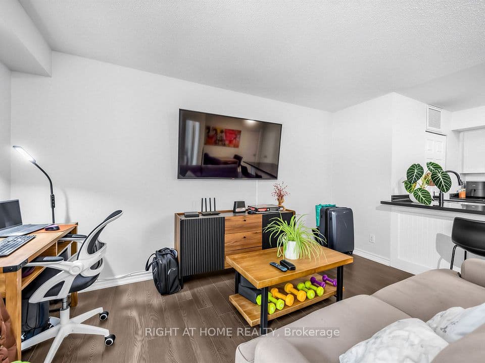 95 The Queensway 61, Toronto, ON M6S 5A7 – photo 2