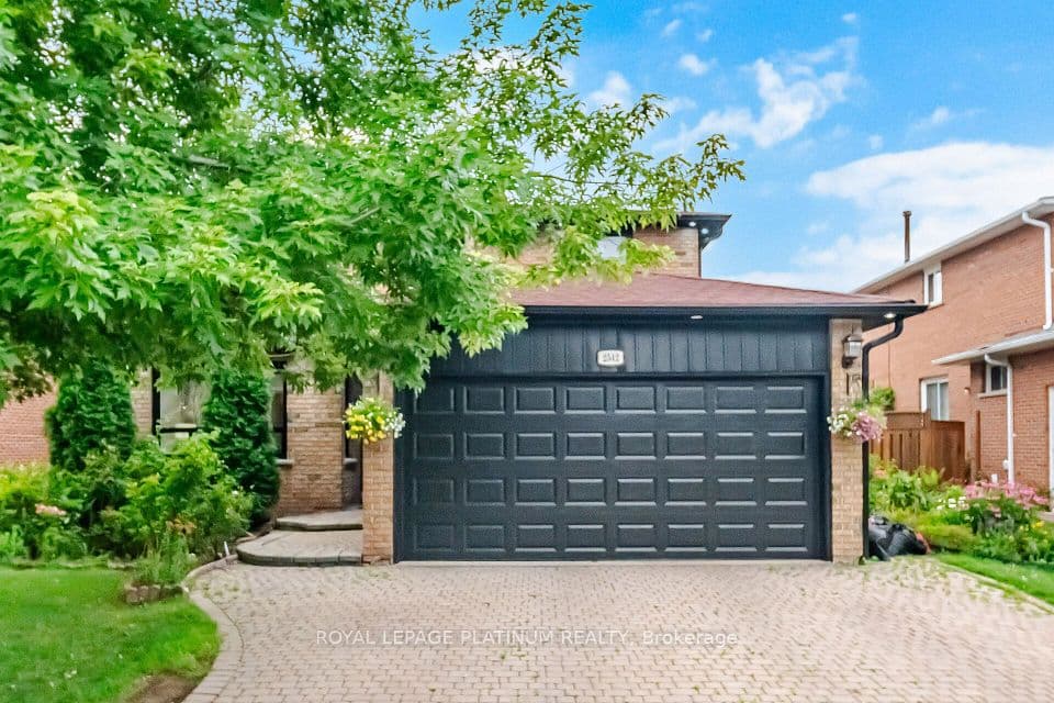 2542 Pollard Drive, Mississauga, ON L5C 3H1 – main photo