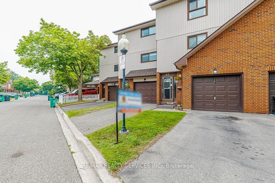 47 Dawson Crescent, Brampton, ON L6V 3M5 – photo 2