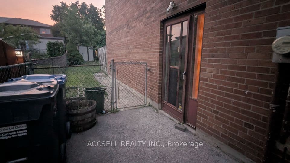 1055 Claredale Road, Mississauga, ON L5G 1T5 – photo 2