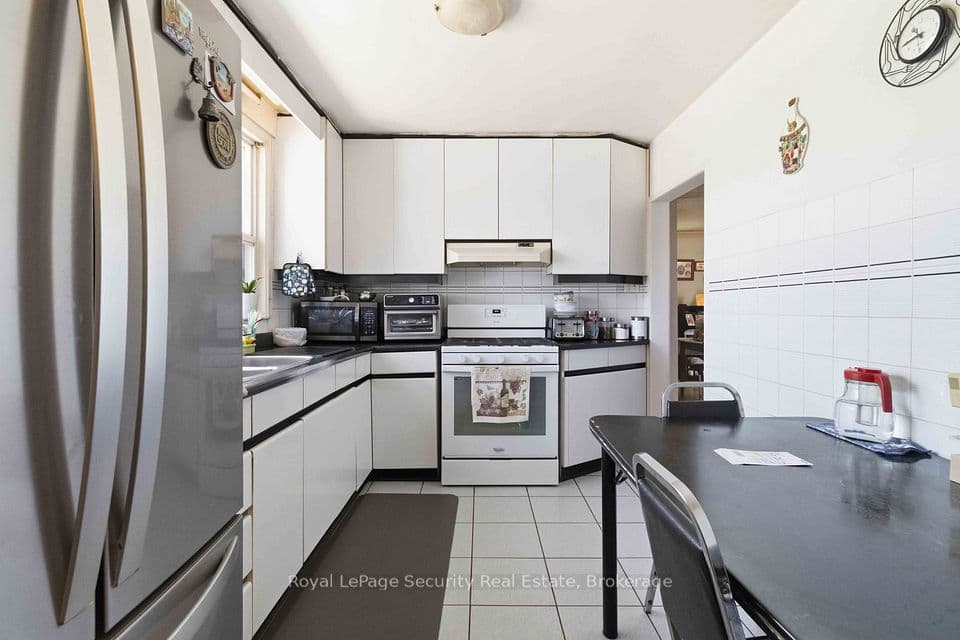 73 St Andrews Boulevard, Toronto, ON M9R 1W4 – photo 3