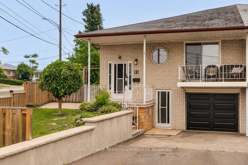21 Buckland Road, Toronto, ON M3L 1V9 – main photo