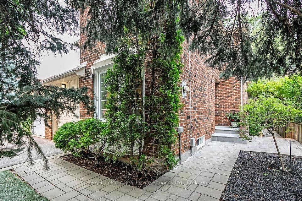 1194 Potters Wheel Crescent, Oakville, ON L6M 1J2 – photo 2