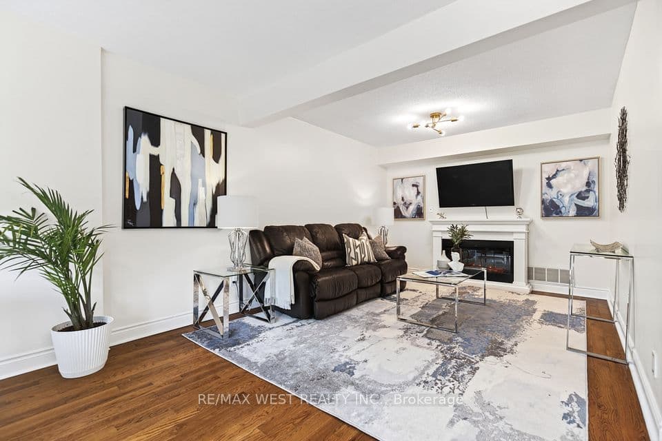 823 Hyde Road, Burlington, ON L7S 1S6 – main photo