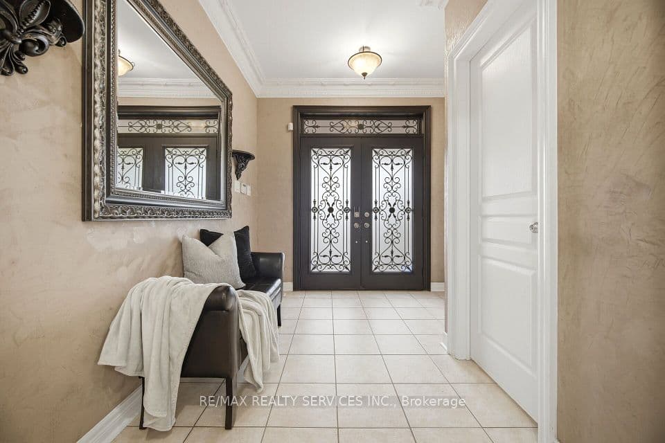 6 Snapdragon Square, Brampton, ON L6P 3K2 – photo 2