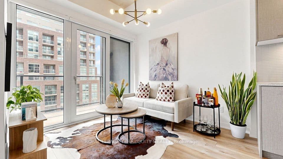 1808 St Clair Avenue W 510, Toronto, ON M6N 0C1 – main photo