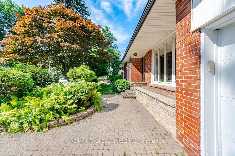 1453 Glenwatson Drive, Mississauga, ON L5E 2V8 – photo 3