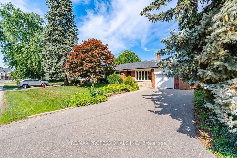 1453 Glenwatson Drive, Mississauga, ON L5E 2V8 – photo 2
