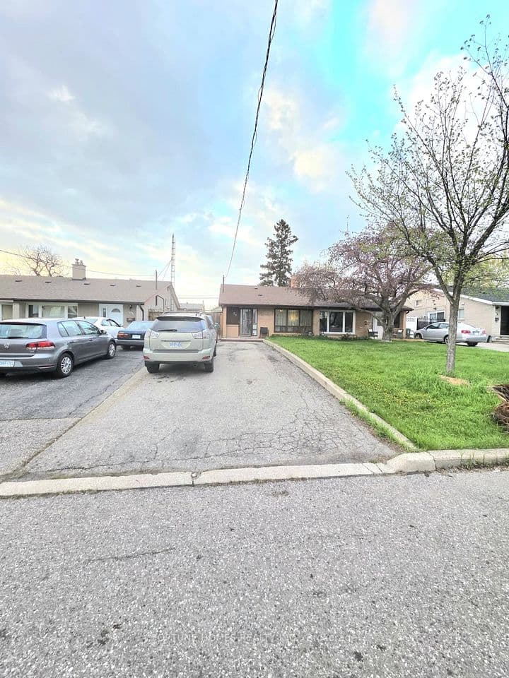 30 Dombey Road, Toronto, ON M3L 1N9 – photo 3