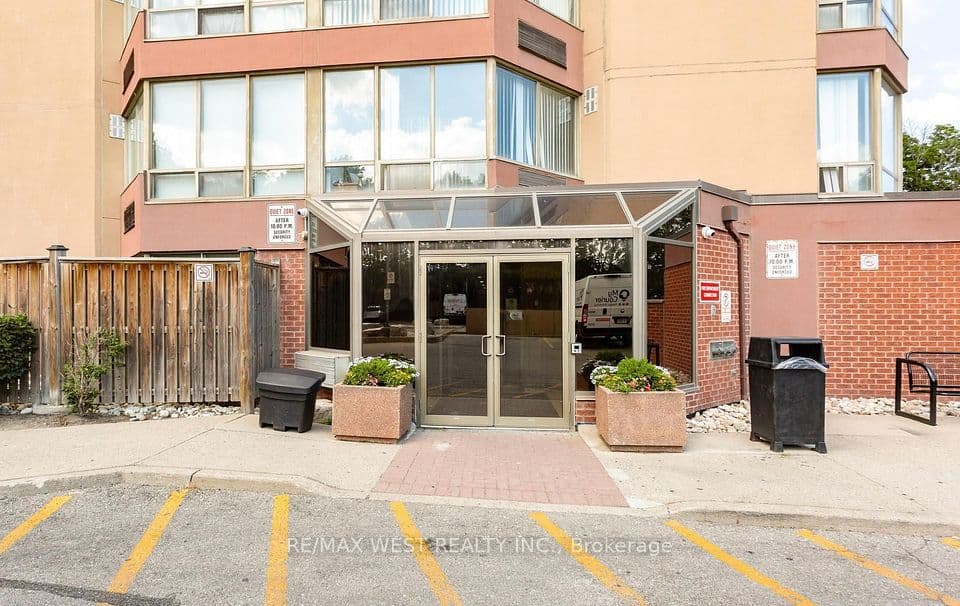 25 Fairview Road W 1410, Mississauga, ON L5B 3Y8 – photo 2