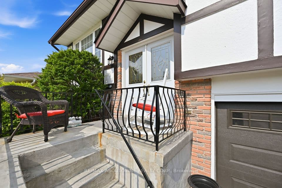 2339 Gillingham Drive, Burlington, ON L7P 4G5 – photo 3