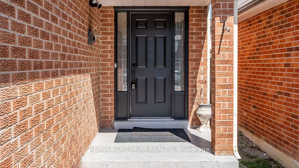 4 Lawnview Court, Brampton, ON L7G 1T4 – photo 2