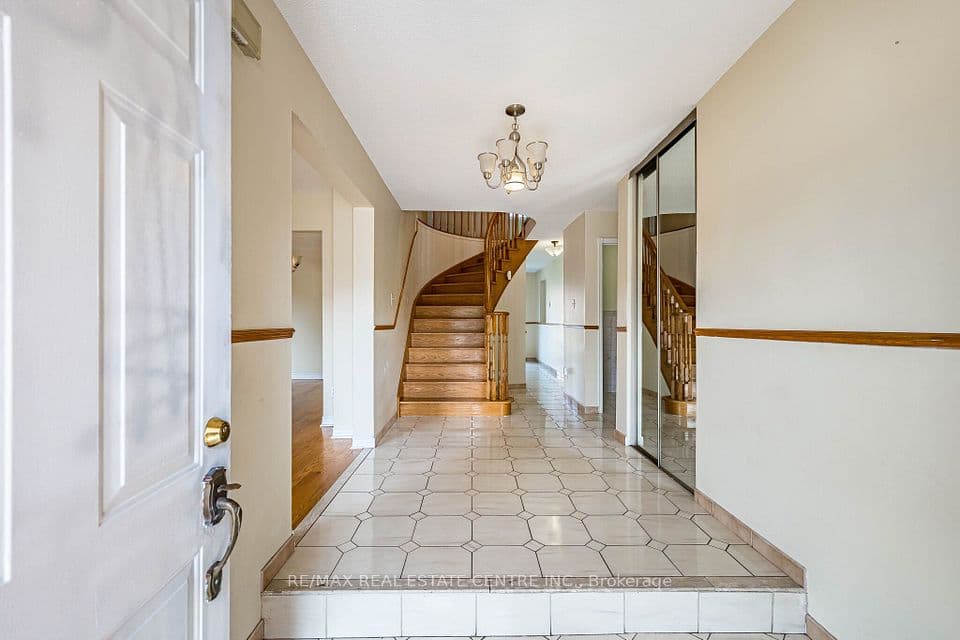 42 Lafleur Court, Brampton, ON L6Y 3L7 – photo 3