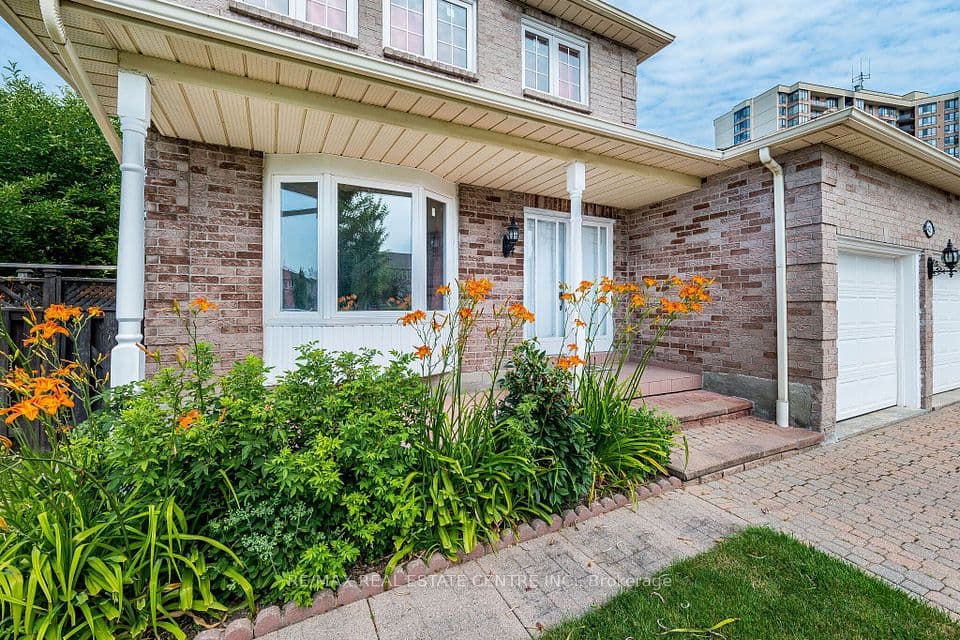 42 Lafleur Court, Brampton, ON L6Y 3L7 – photo 2