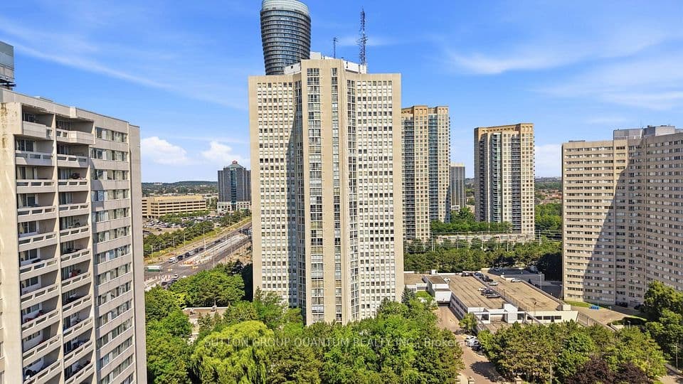 3650 Kaneff Crescent 304, Mississauga, ON L5A 4A1 – main photo