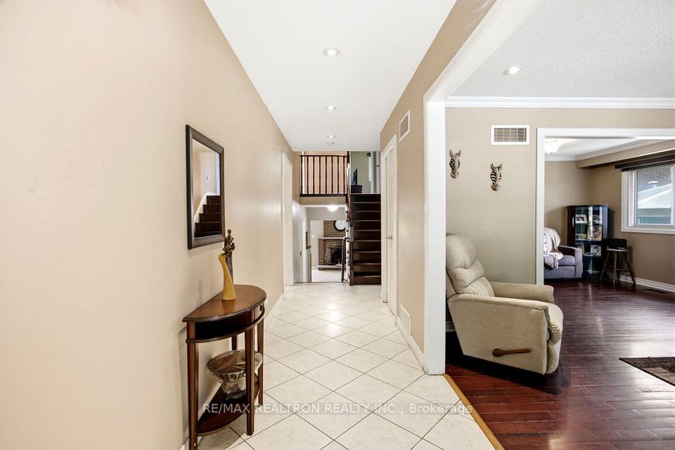 1199 Melton Drive, Mississauga, ON L4Y 4A9 – photo 3