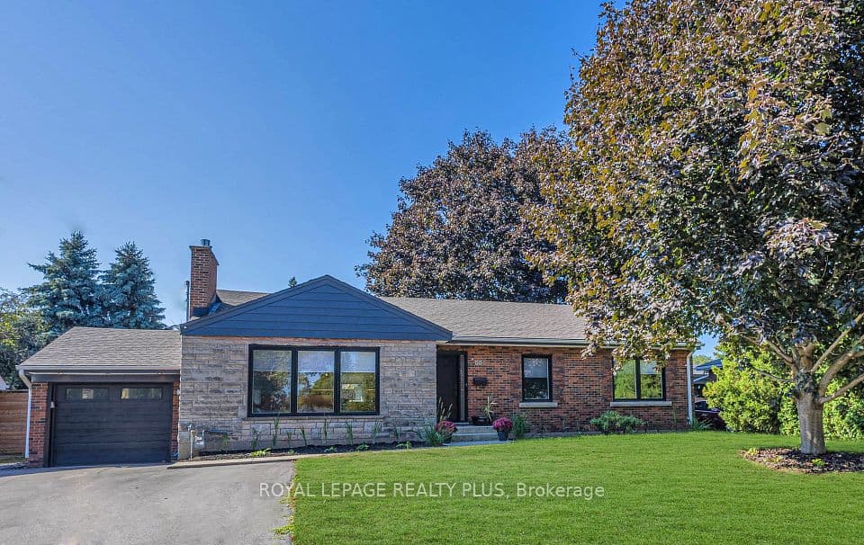884 Eagle Drive, Burlington, ON L7T 3A4 – main photo