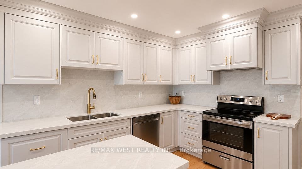 65 Foch Avenue, Toronto, ON M8W 3X5 – main photo