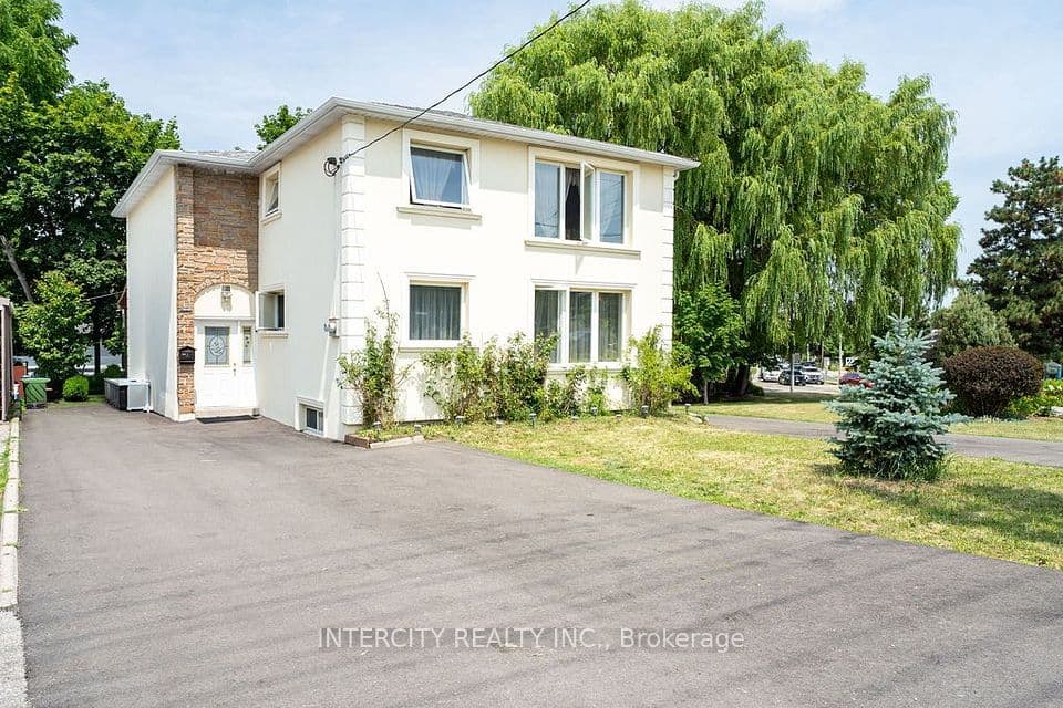 100 Dixon Road, Toronto, ON M9P 2L6 – main photo