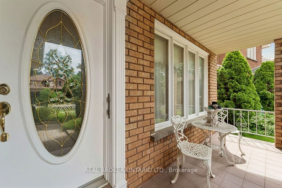 102 Coronation Circle, Brampton, ON L6Z 4A7 – photo 3