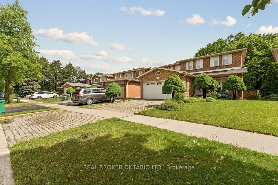 102 Coronation Circle, Brampton, ON L6Z 4A7 – photo 2
