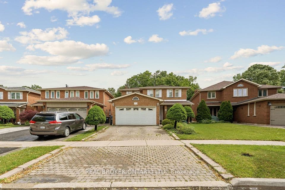 102 Coronation Circle, Brampton, ON L6Z 4A7 – main photo