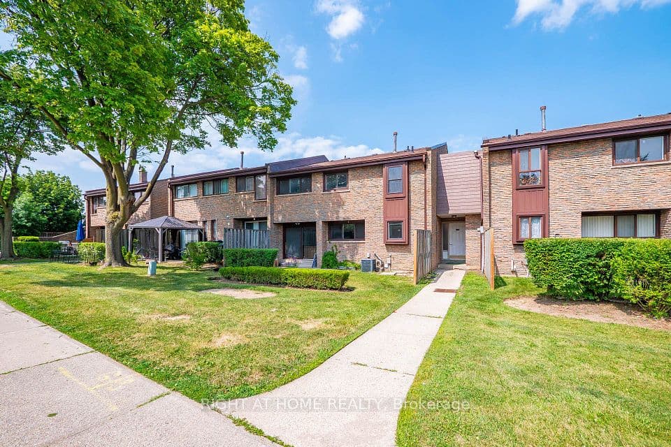 2605 Woodchester Drive 5, Mississauga, ON L5K 2E3 – photo 2