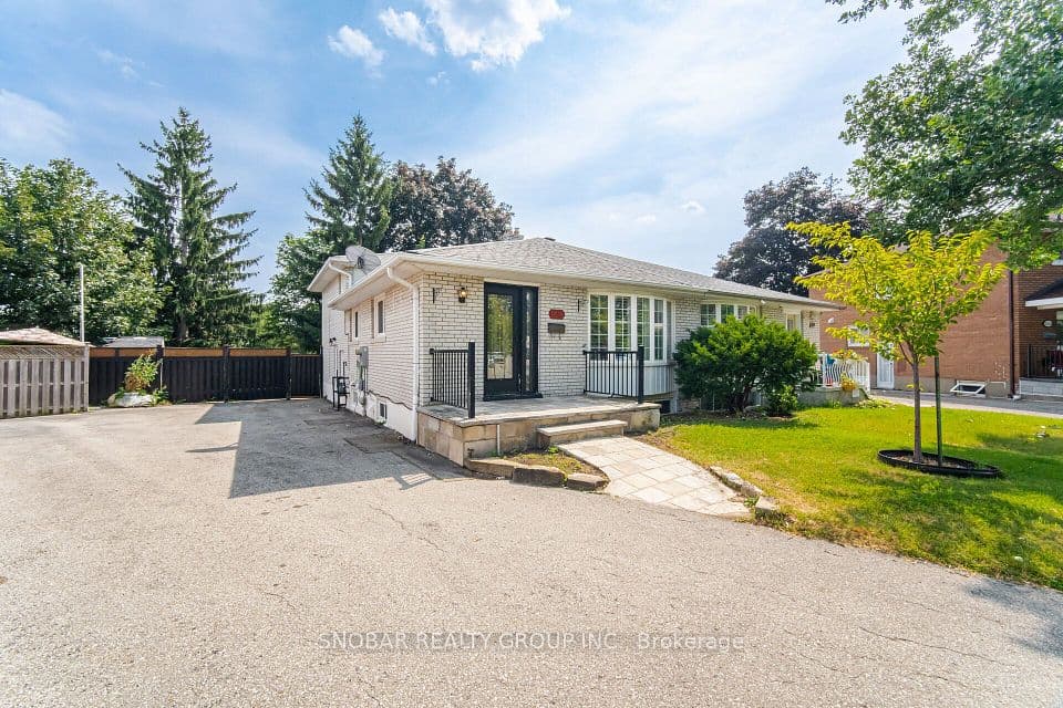 1228 Shamir Crescent, Mississauga, ON L5C 1L1 – photo 2