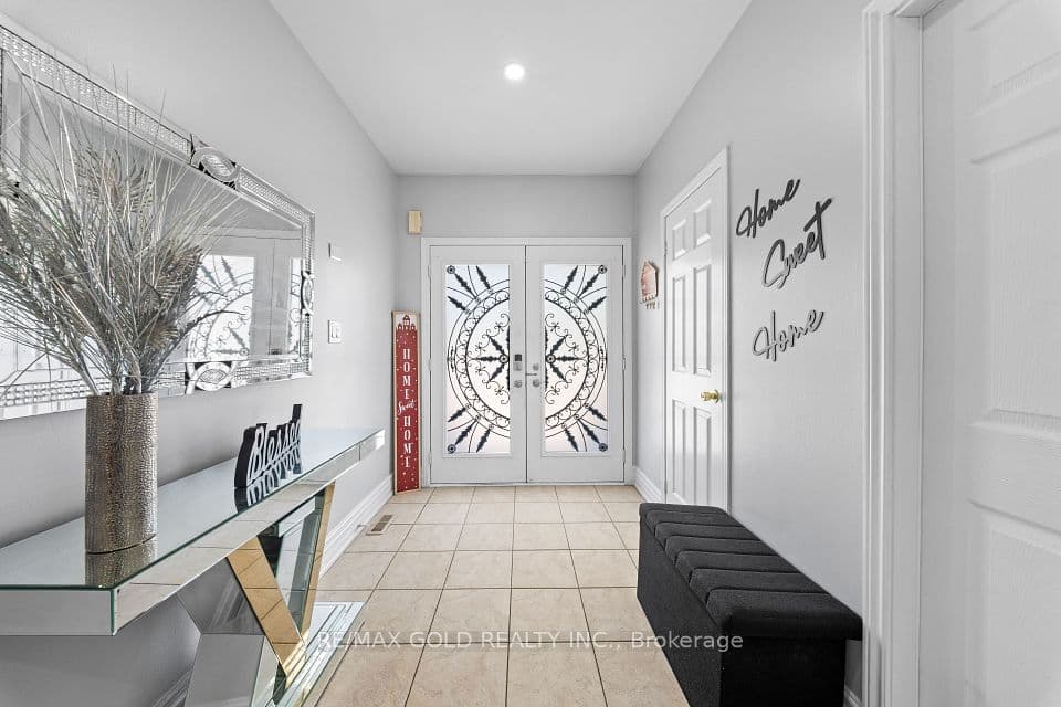 8 Bayridge Drive, Brampton, ON L6P 2H8 – photo 2