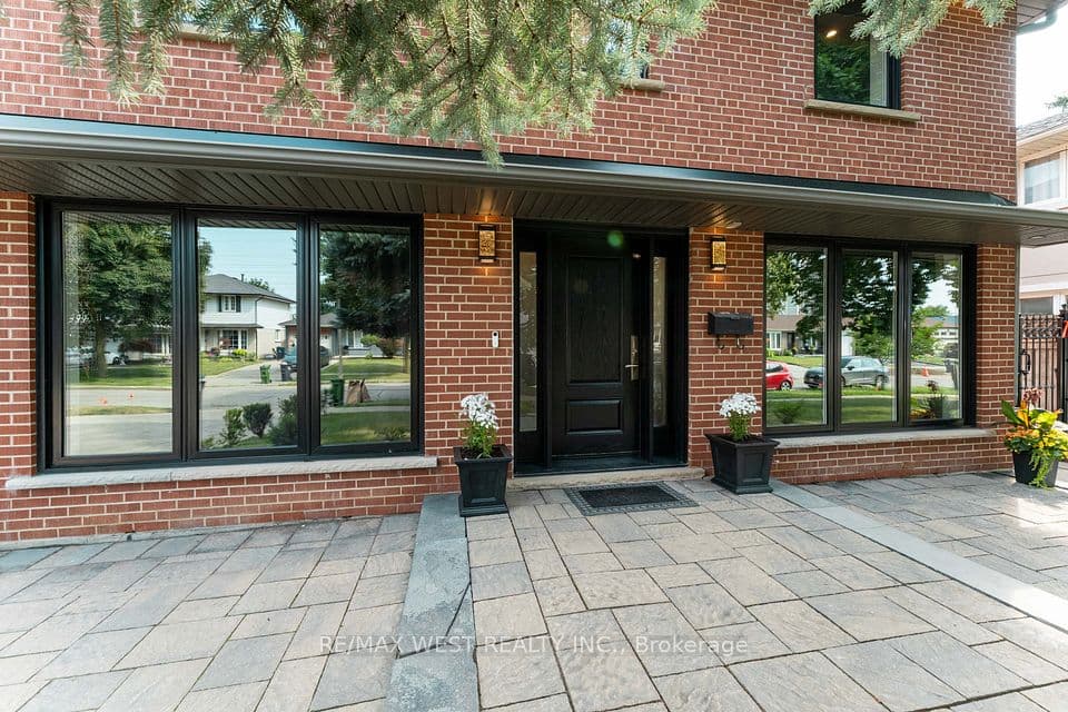 139 Redgrave Drive, Toronto, ON M9R 3V6 – photo 2