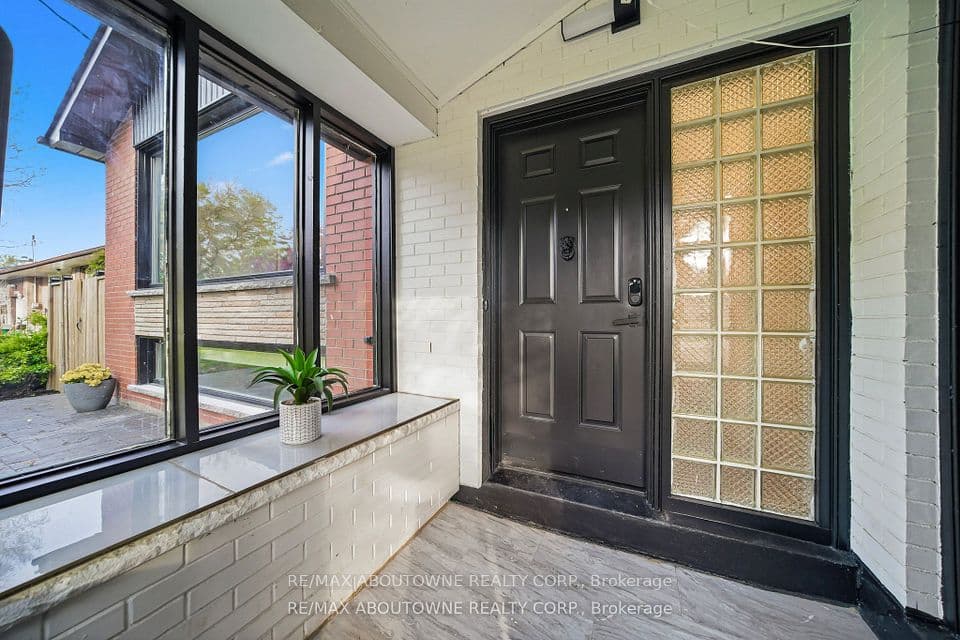 2066 Rebecca Street, Oakville, ON L6L 2A2 – photo 3