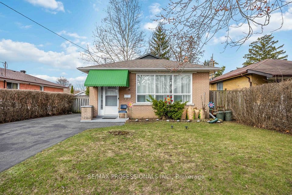 14 Dashwood Crescent, Toronto, ON M9V 2N8 – main photo