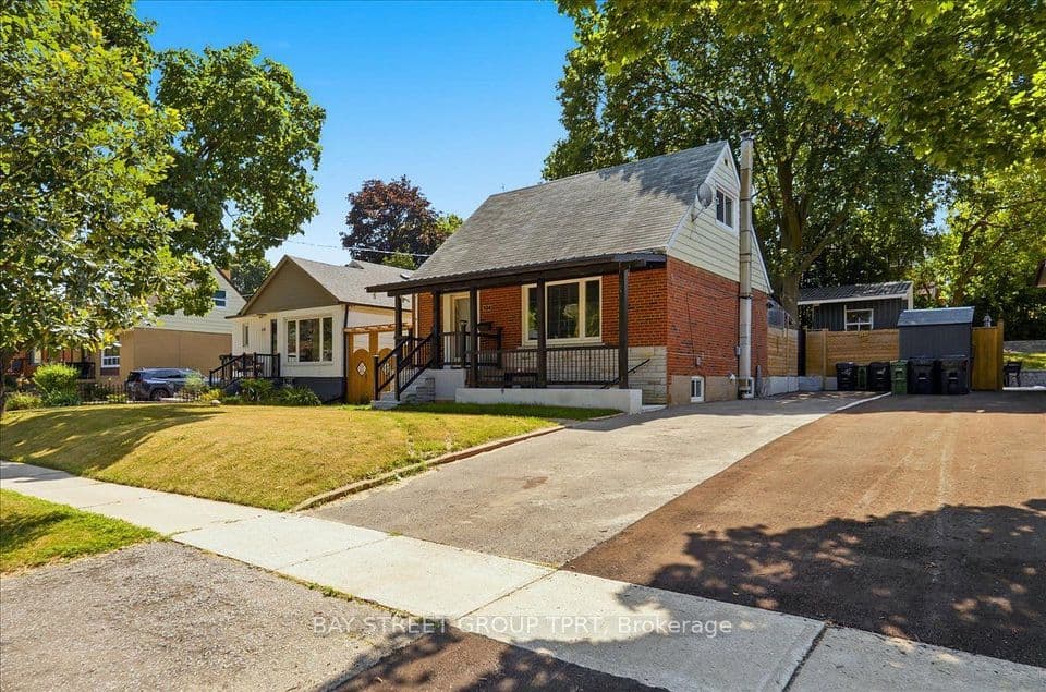 134 Clearbrooke Circle, Toronto, ON M9W 2G1 – photo 3
