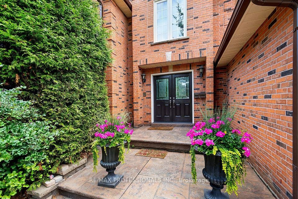 1820 Shady Creek Court, Mississauga, ON L5L 3W2 – photo 2