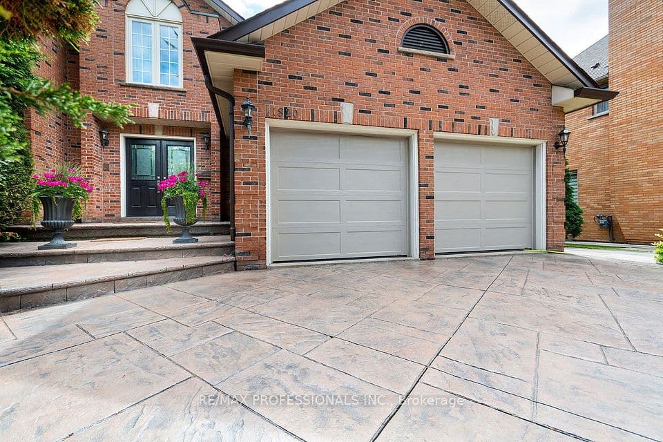 1820 Shady Creek Court, Mississauga, ON L5L 3W2 – main photo