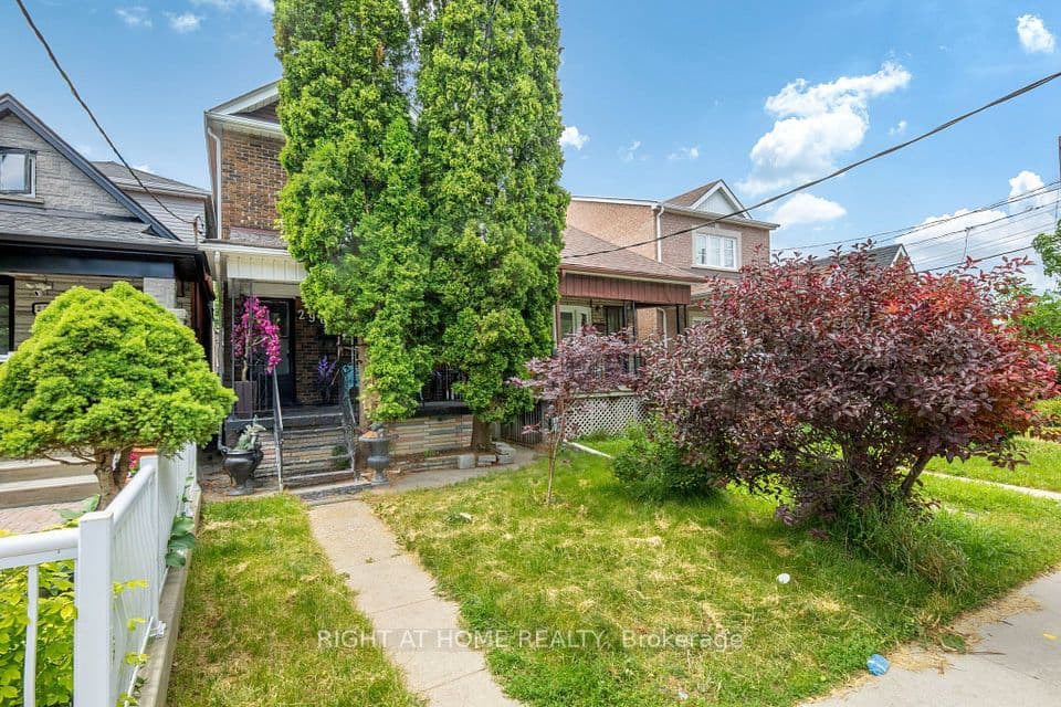 290 Mcroberts Avenue, Toronto, ON M6E 4P7 – photo 2