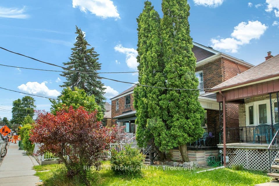 290 Mcroberts Avenue, Toronto, ON M6E 4P7 – main photo