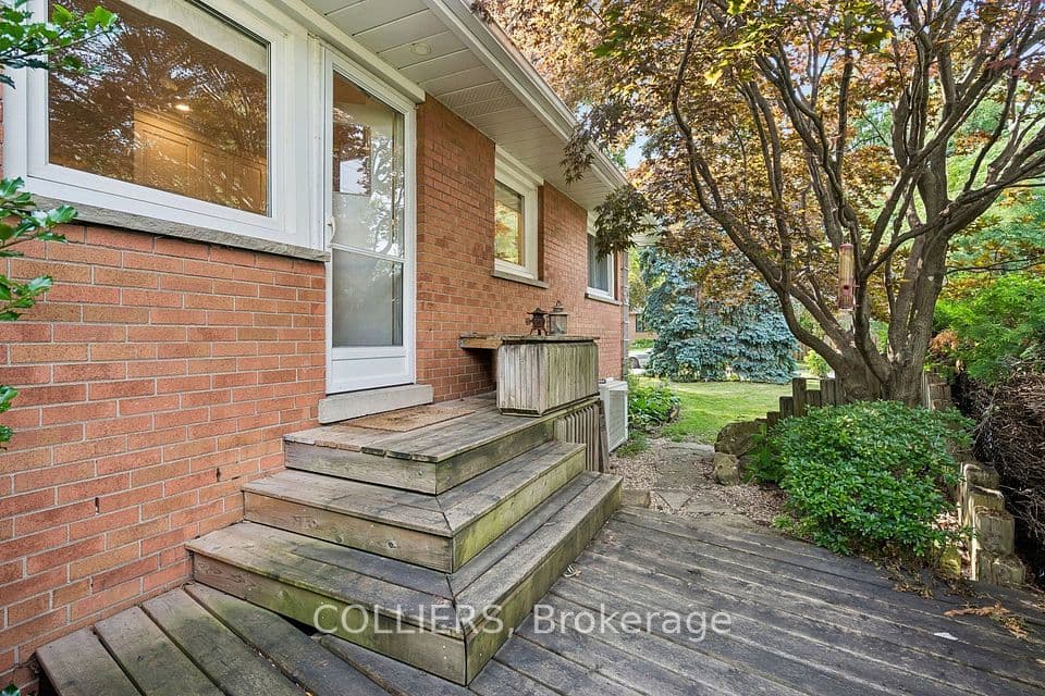 1602 Carletta Drive, Mississauga, ON L4X 1E5 – photo 2