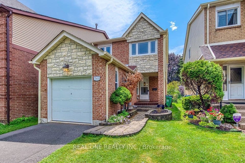 741 Queensbridge Drive, Mississauga, ON L5C 3T3 – main photo