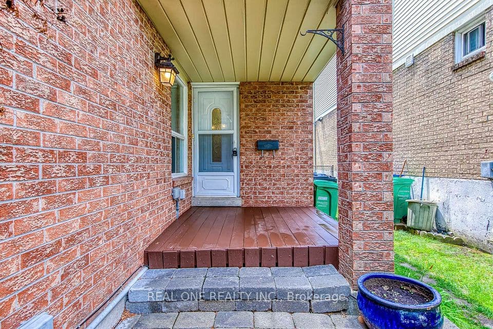 741 Queensbridge Drive, Mississauga, ON L5C 3T3 – photo 3