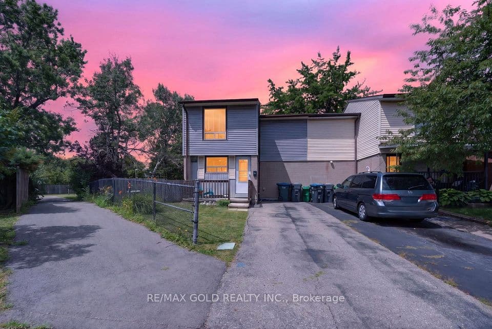 13 Gold Pine Court, Brampton, ON L6S 2K6 – main photo