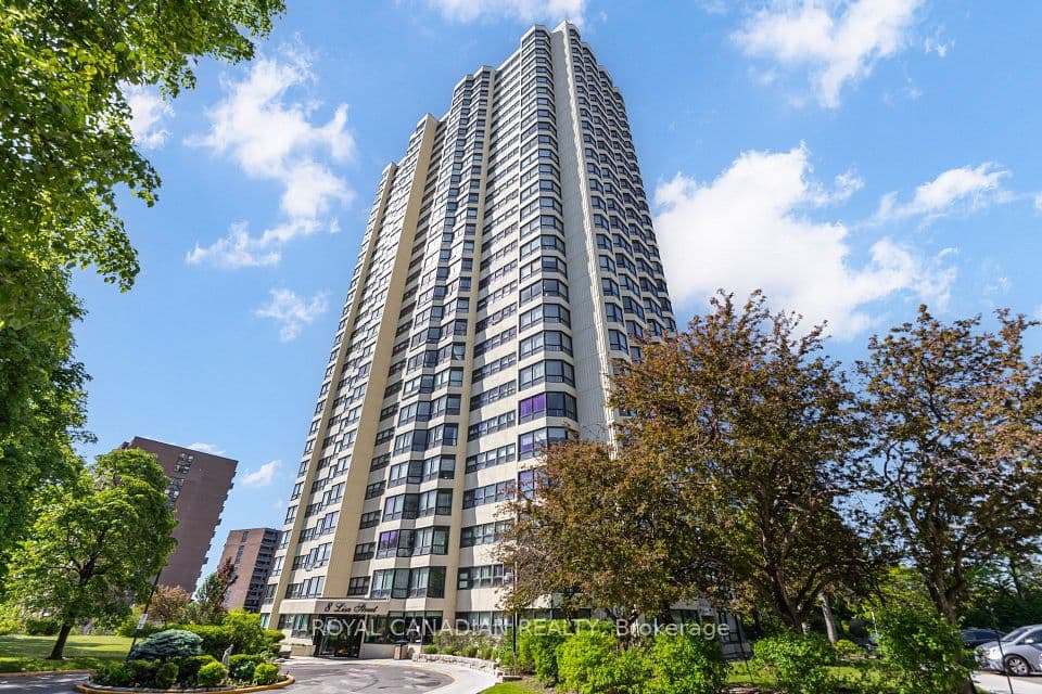 8 Lisa Street 1906, Brampton, ON L6T 4S6 – main photo