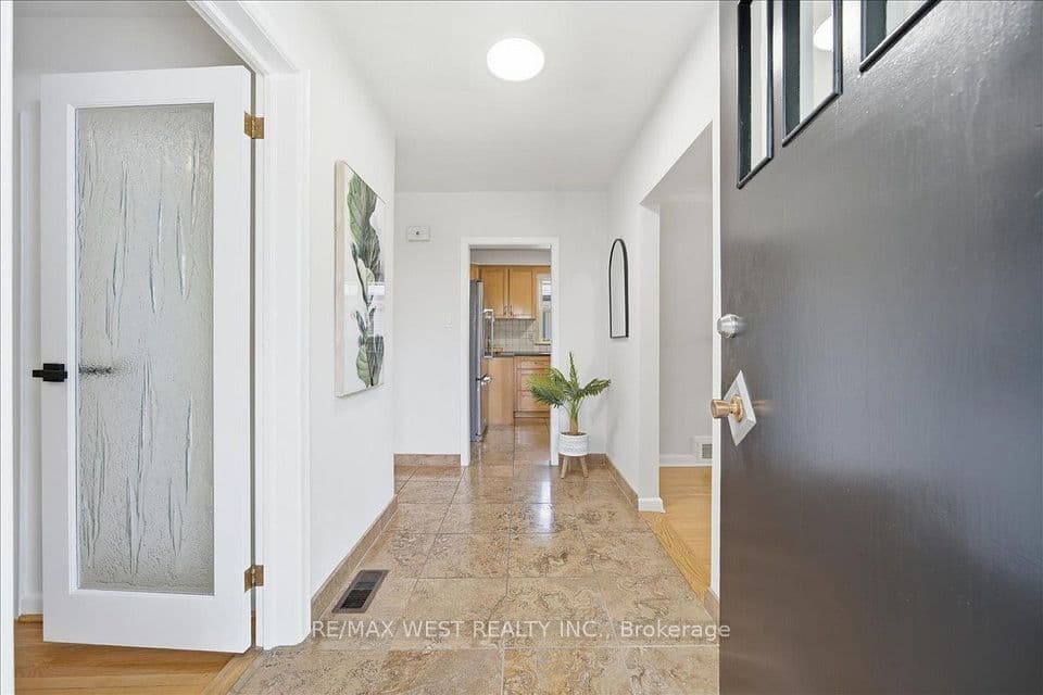 19 Decarie Circle, Toronto, ON M9B 3H6 – photo 2